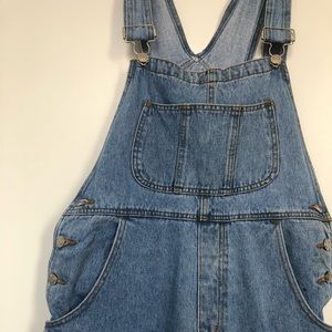 VINTAGE light wash mom overalls ✨